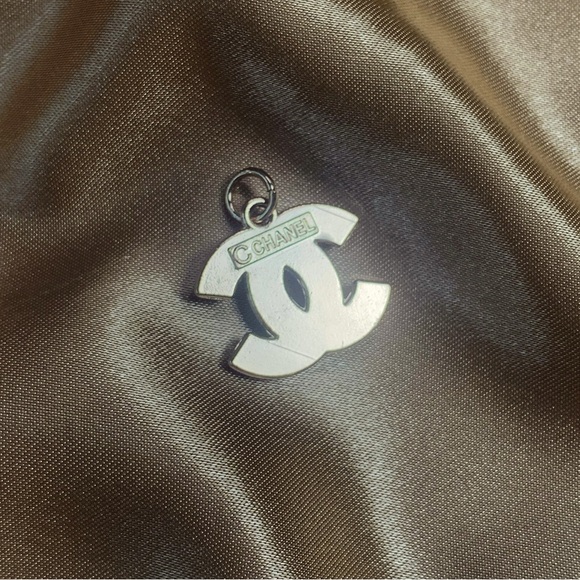Chanel Vintage Pearl CC Charm - Picture 2 of 2